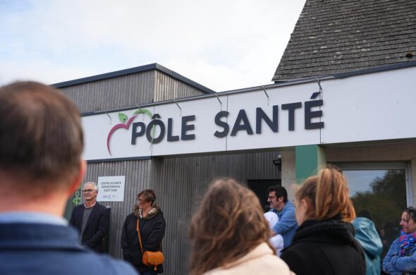 groupe de personne devant un bâtiment
