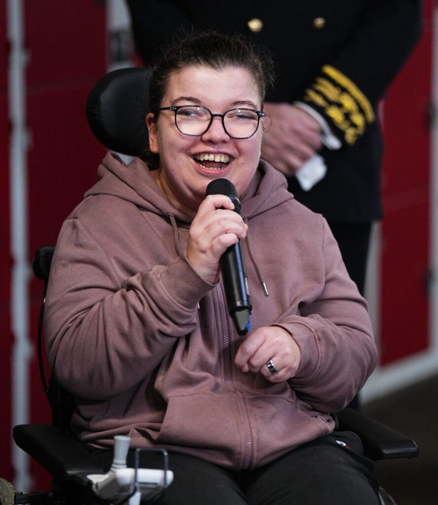 PHOTO-2025-12-12-13-08-07 Personne parlant à un micro