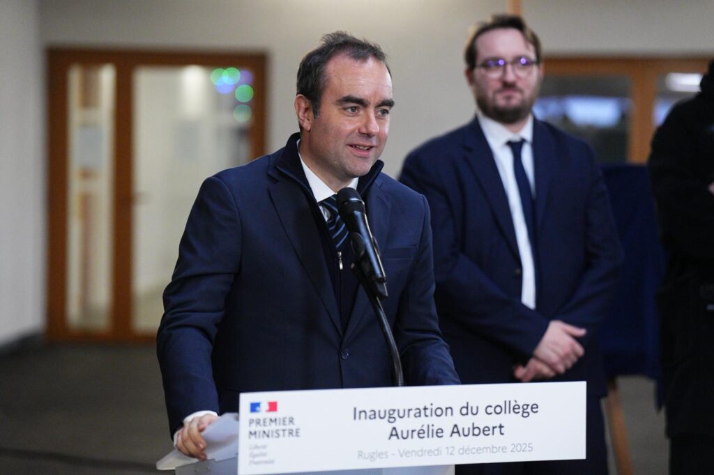 PHOTO-2025-12-12-13-08-13 personne en train de parler à un micro