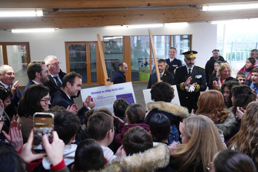 PHOTO-2025-12-12-13-08-18 groupe de personne devant un panneau