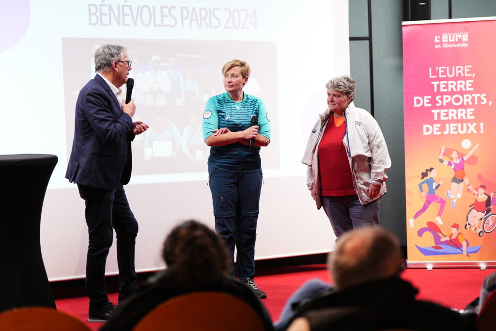 Trois personnes sur une scène