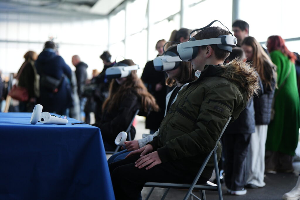 Photo 4 Personnes avec un casque de réalité virtuelle