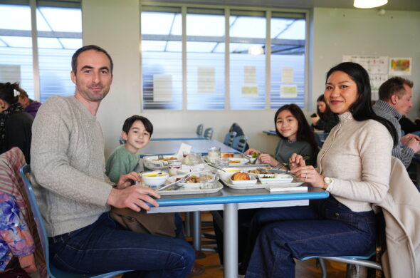 Groupe de 4 personnes à table avec un plateau de cantine