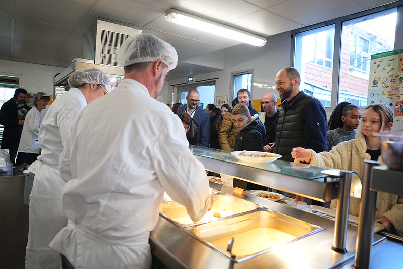 Pont-Audemer-4 Cuisinier en tenu en train de service des assiettes
