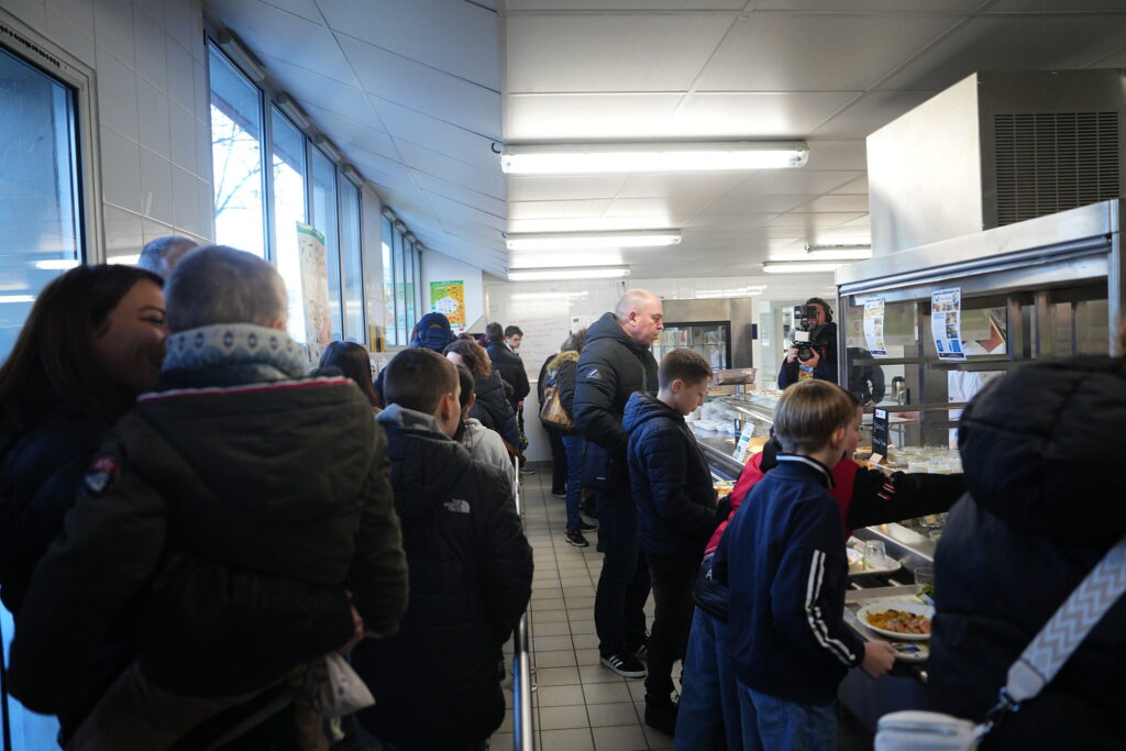 Pont-audemer-1 Foule dans la queue du réfectoire