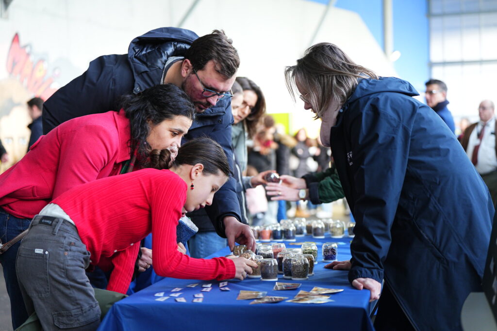 Pont-audemer-2 Groupe de personnes sur un stand