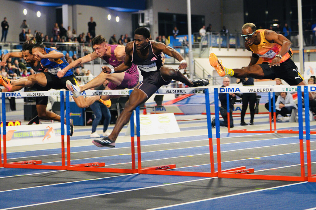 quatre athlètes sautant des haies