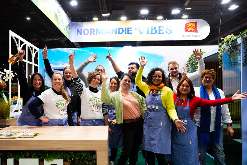 SIA-2025-3 Groupe de personnes avec les bras levés