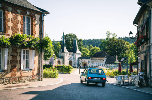 Voiture qui roule au milieu d'un village