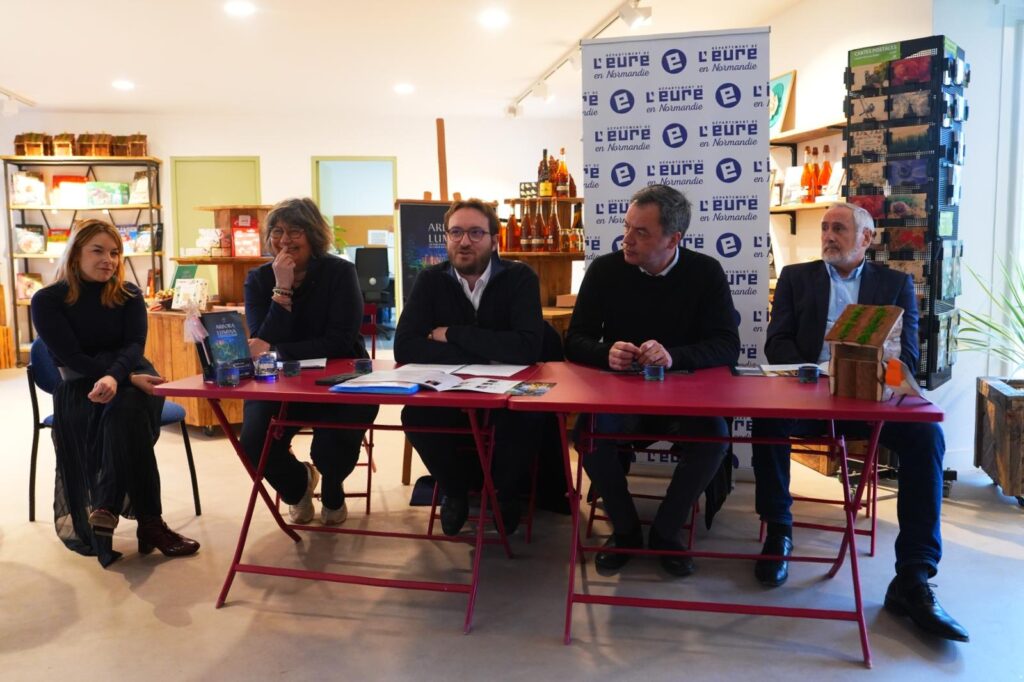 Point presse Arbora Lumina cinq personnes assises derrière une table rouge