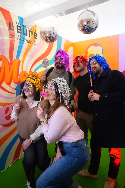 SIA-2026-dancing Groupe de personnes en mode année 80