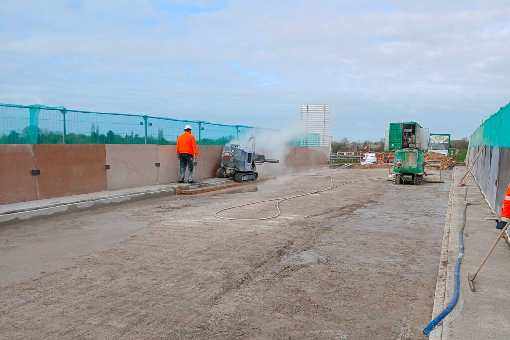 ouvriers en train de travailler sur le tablier d'un pont