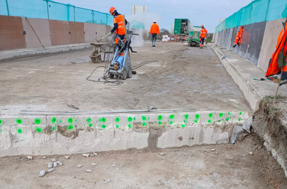 ouvriers en train de travailler sur le tablier d'un pont