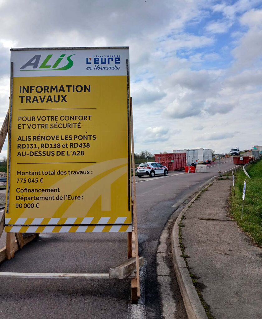 panneau jaune de chantier