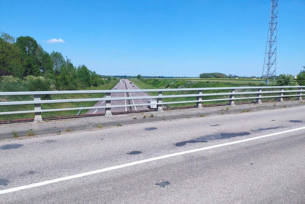 Pont avec vus de l'autoroute en arrière plan