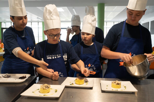 groupe de 4 personnes en train de cuisiner