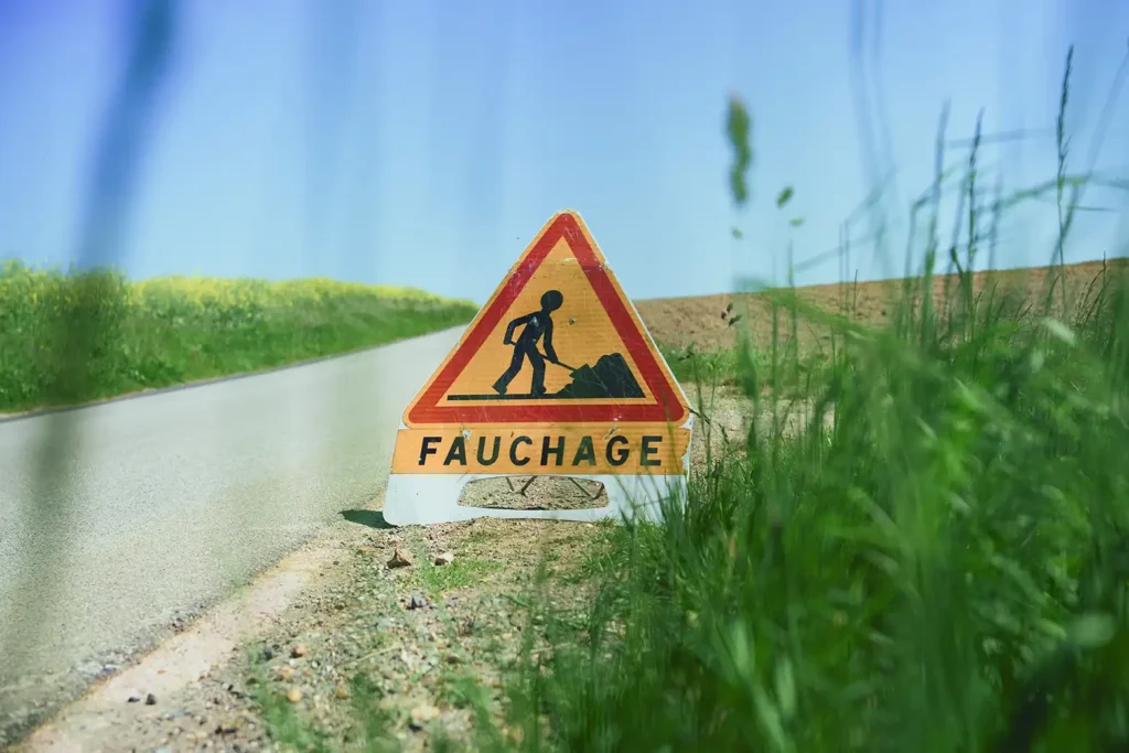 fauchage2 panneau orange de fauchage en bord de route