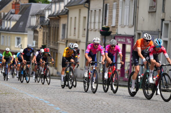 peloton de cycliste sur une route pavée