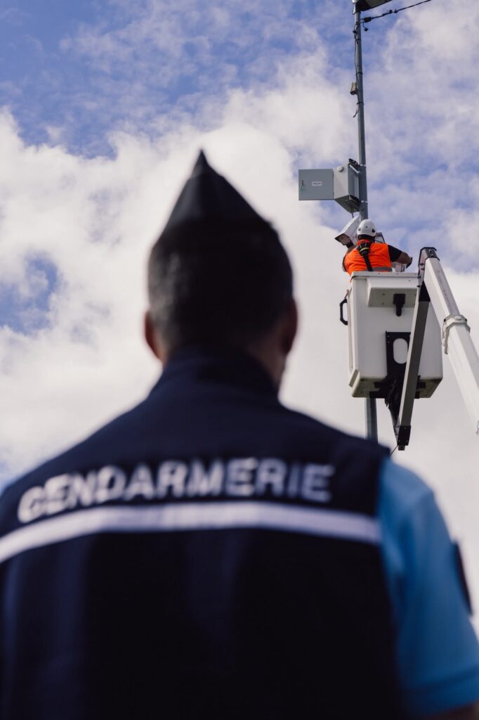 PHOTO-2026-06-09-10-21-04 gendarme en premier plan et installateur de caméra à l'arrière