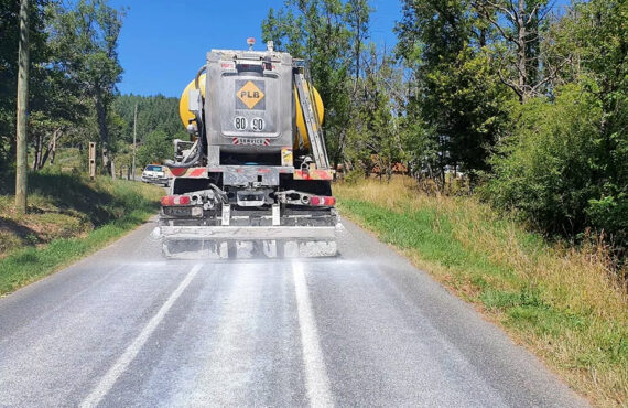 Pour protéger les routes de la chaleur, le Département utilise le lait de chaux