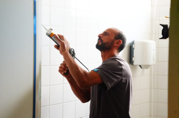 homme en train de faire des travaux