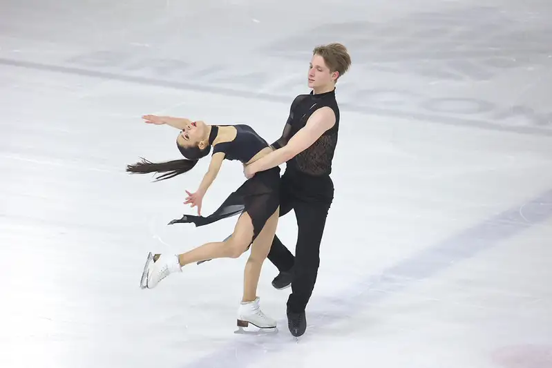deux patineurs sur la glace en train de faire une figure