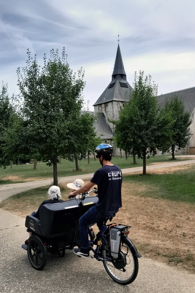 Triporteur conduit par un agent du Département de l'Eure